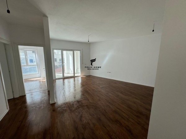 Tirane, jepet me qera apartament 2+1+Ballkon Kati 2, 95 m² 600 € (RRUGA E BARRIKADAVE)