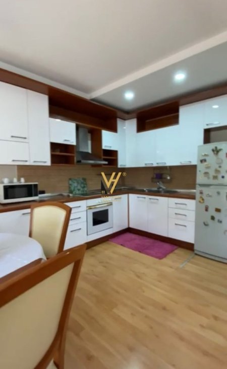 Tirane, jepet me qera apartament 3+1+Ballkon Kati 3, 130 m² 650 € (QENDER)
