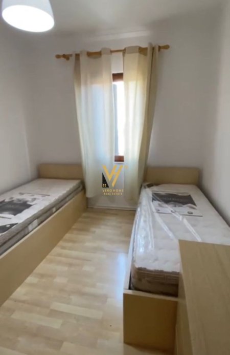 Tirane, jepet me qera apartament 3+1+Ballkon Kati 3, 130 m² 650 € (QENDER)
