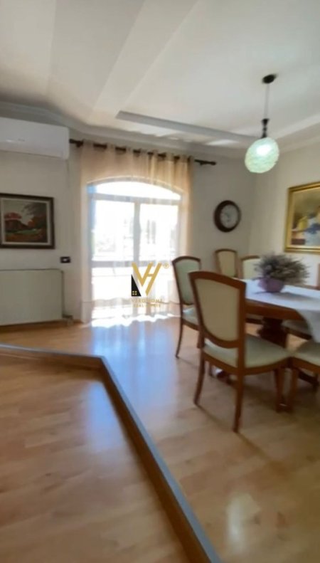 Tirane, jepet me qera apartament 3+1+Ballkon Kati 3, 130 m² 650 € (QENDER)