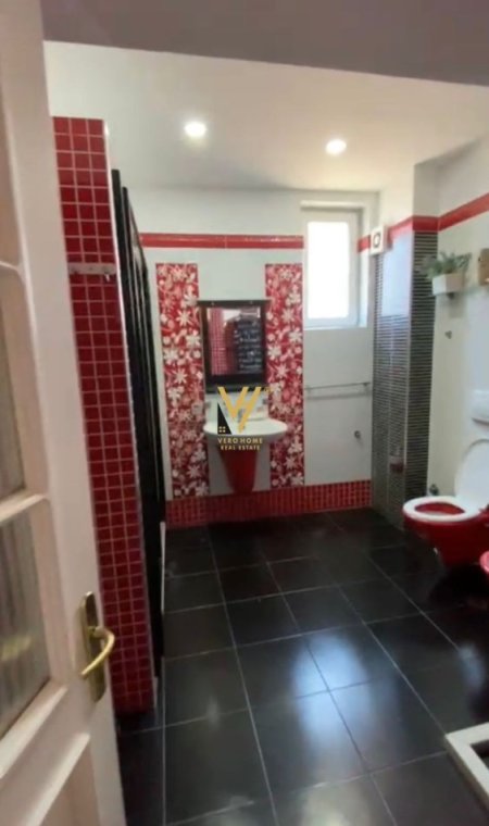 Tirane, jepet me qera apartament 3+1+Ballkon Kati 3, 130 m² 650 € (QENDER)