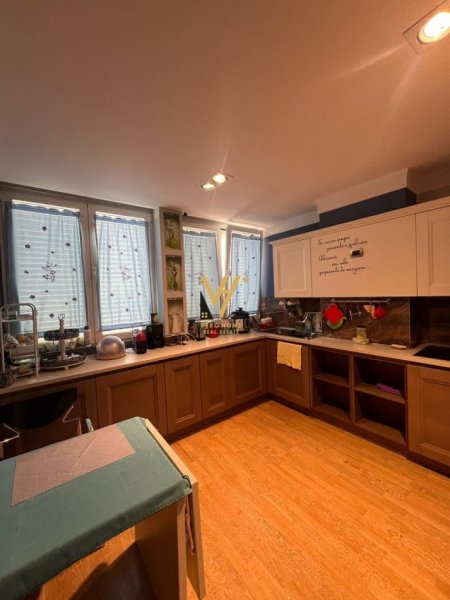Tirane, jepet me qera apartament 2+1 Kati 10, 169 m² 1.500 € (QENDER)