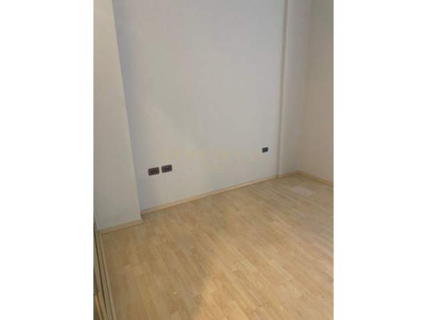 Ambient per shitje te Galeria me certifikate pronesie! Kati 2, 25 m² 85.000 Euro