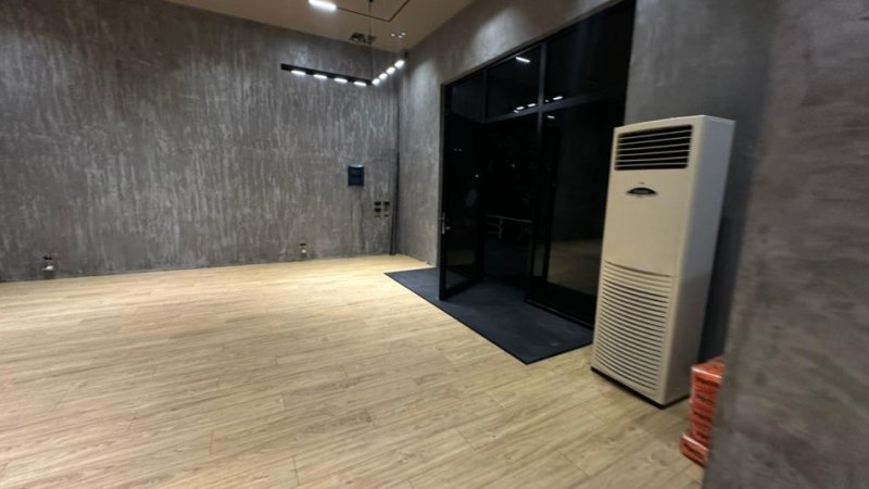 Shitet dyqan   210.000 € (Komuna e Parisit)