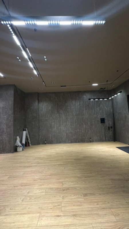 Shitet dyqan   210.000 € (Komuna e Parisit)
