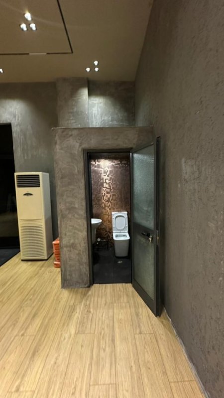 Shitet dyqan   210.000 € (Komuna e Parisit)