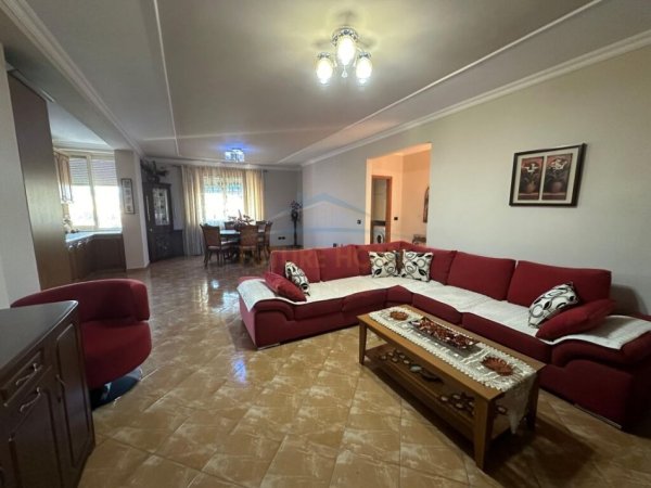 Elbasan, jepet me qera apartament 2+1+Ballkon Kati 5, 120 m² 350 € (Janaq Kilica)