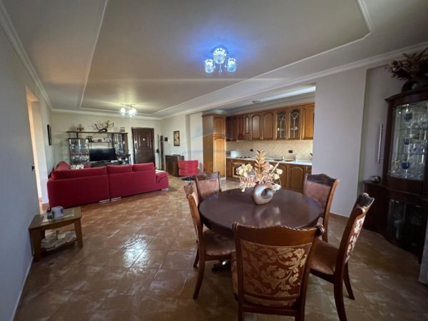 Elbasan, jepet me qera apartament 2+1+Ballkon Kati 5, 120 m² 350 € (Janaq Kilica)