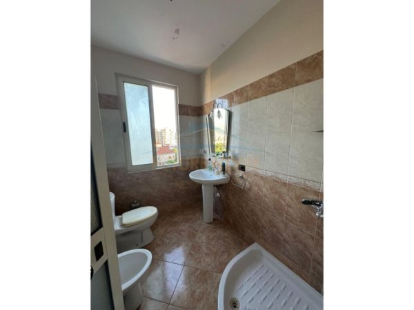 Elbasan, jepet me qera apartament 2+1+Ballkon Kati 5, 120 m² 350 € (Janaq Kilica)