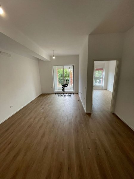 Tirane, jepet me qera apartament 2+1 Kati 2, 67 m² 300 € (ALI DEMI)