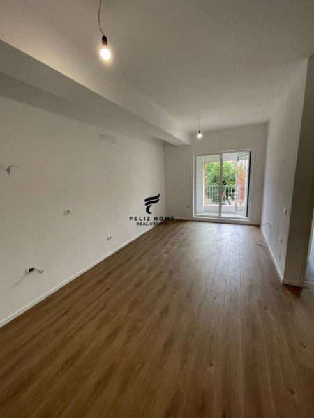 Tirane, jepet me qera apartament 2+1 Kati 2, 67 m² 300 € (ALI DEMI)