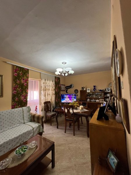 Tirane, jepet me qera apartament 1+1 Kati 3, 85 m² 50.000 € (RRUGA E KOSOVAREVE)