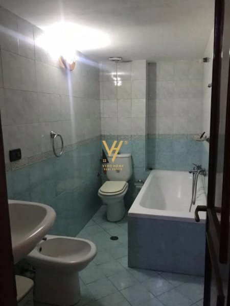 Tirane, jepet me qera apartament 2+1+Ballkon Kati 5, 100 m² 600 € (SELVIA)