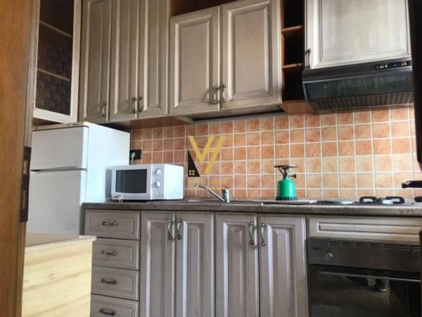 Tirane, jepet me qera apartament 2+1+Ballkon Kati 5, 100 m² 600 € (SELVIA)