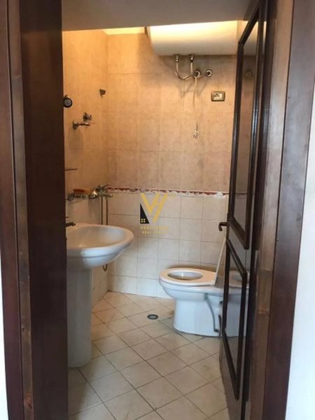 Tirane, jepet me qera apartament 2+1+Ballkon Kati 5, 100 m² 600 € (SELVIA)