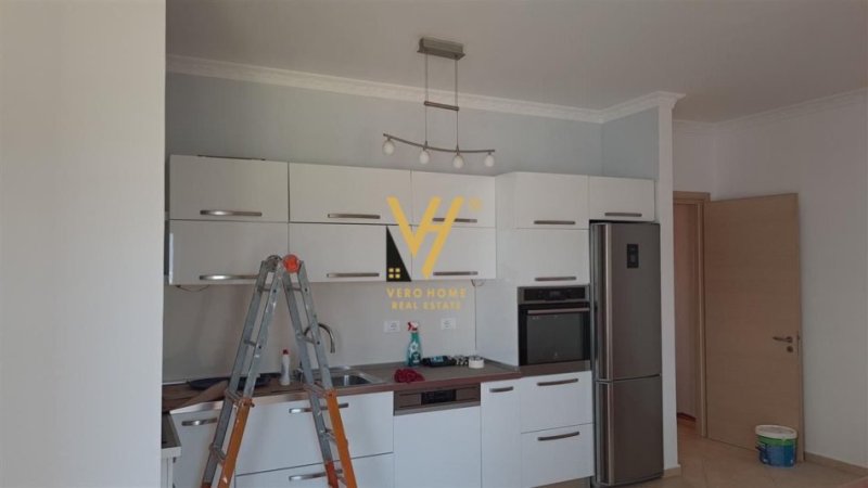 Tirane, jepet me qera apartament 2+1+Ballkon Kati 4, 110 m² 650 € (LIQENI THATE)