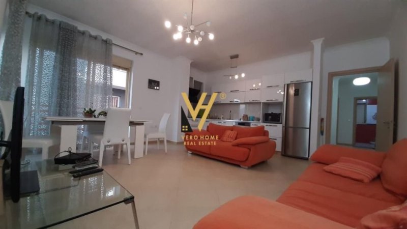 Tirane, jepet me qera apartament 2+1+Ballkon Kati 4, 110 m² 650 € (LIQENI THATE)