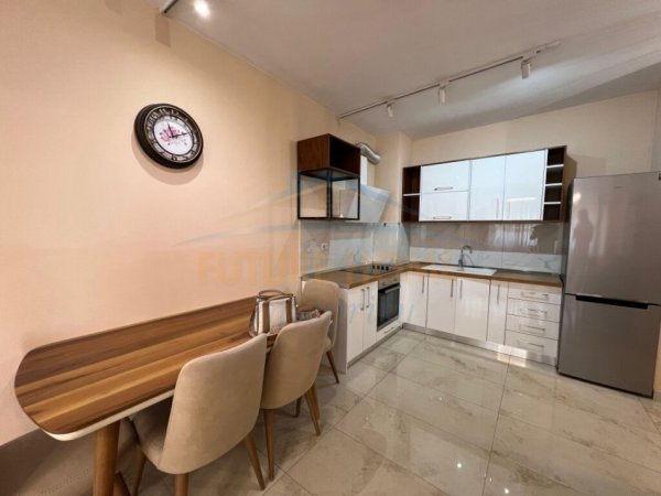 Tirane, jepet me qera apartament 2+1+Ballkon Kati 3, 100 m² 600 € (Kinostudio,TOWER BRIDGE)