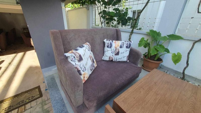 Tirane, shes TIRANE, SHITEN MOBILJE PER LOKAL - Cmim Okazion 800 € ! 800 €