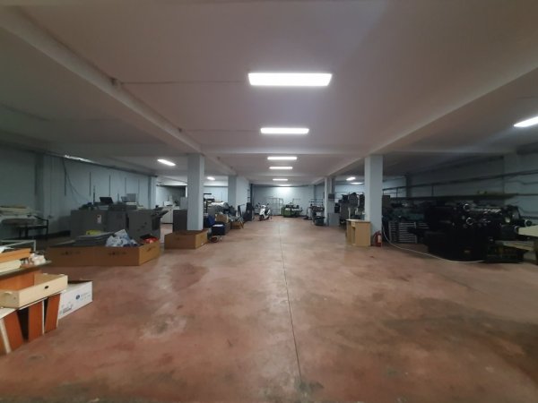 Tirane, shitet magazine Kati -1, 448 m² 270.000 € (Terminali i autobuzave, kthesa e kamzes)