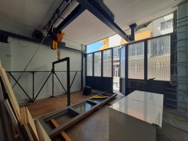 Tirane, shitet magazine Kati -1, 448 m² 270.000 € (Terminali i autobuzave, kthesa e kamzes)