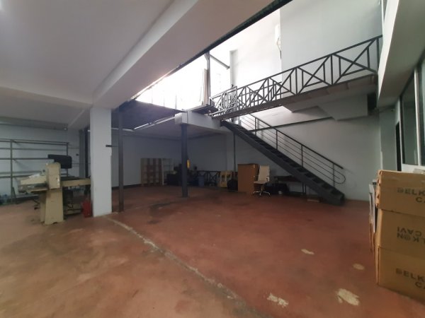 Tirane, shitet magazine Kati -1, 448 m² 270.000 € (Terminali i autobuzave, kthesa e kamzes)