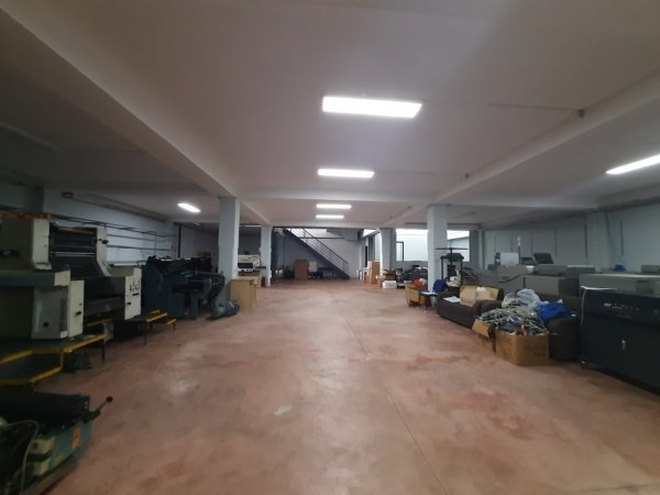 Tirane, shitet magazine Kati -1, 448 m² 270.000 € (Terminali i autobuzave, kthesa e kamzes)