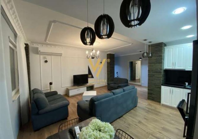 Tirane, jepet me qera apartament 2+1+Ballkon Kati 5, 114 m² 600 € (UNAZA E RE)