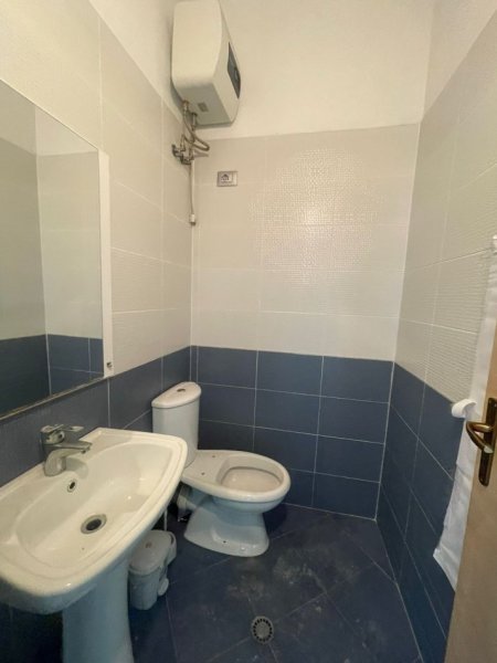 Shitet Dyqan , 63 m² 97.000 € (Rruga e Dibres)