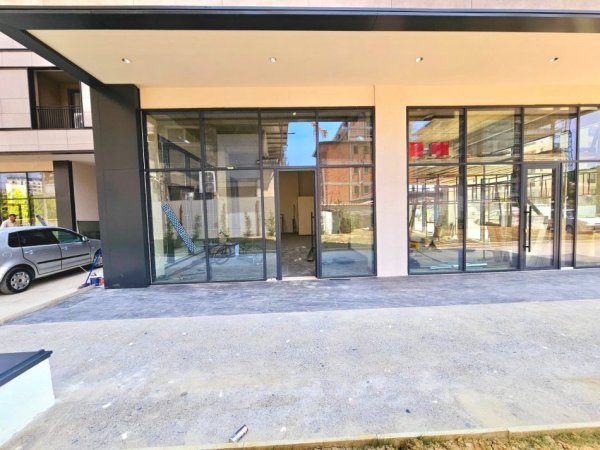 Shitet: Ambient Open Space  ( 📍Fusha e Aviacionit ) K. 0, Direkt Buze Rr. Kryesore | 320.000 € |