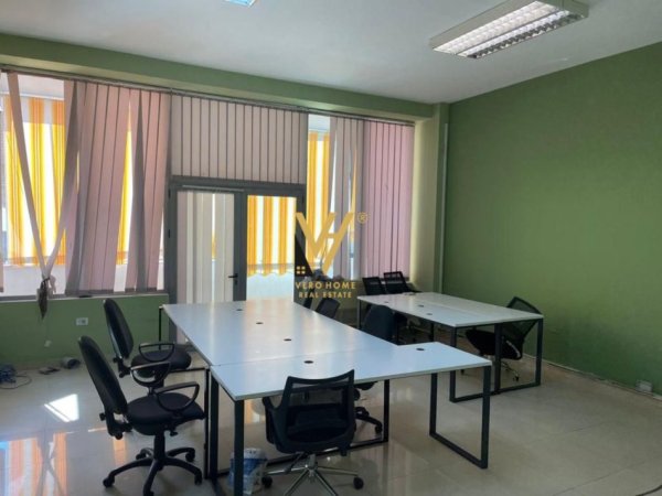 Tirane, jepet me qera zyre Kati 2, 150 m² 1.300 € (KOMUNA E PARISIT)