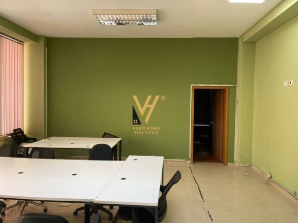 Tirane, jepet me qera zyre Kati 2, 150 m² 1.300 € (KOMUNA E PARISIT)
