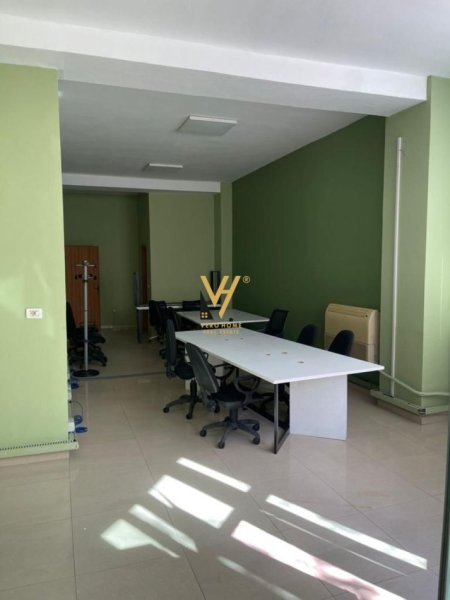 Tirane, jepet me qera zyre Kati 2, 150 m² 1.300 € (KOMUNA E PARISIT)
