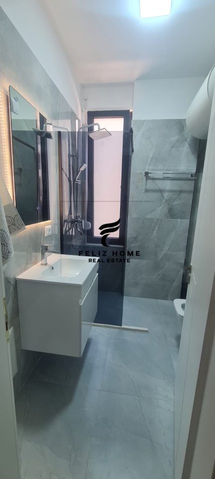 Tirane, jepet me qera apartament 2+1+Ballkon Kati 2, 102 m² 650 € (XHAMLLIKU)