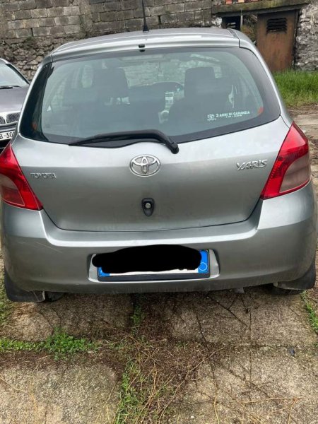 Tirane, shes makine Toyota Yaris Viti 2006, 4.000 Euro