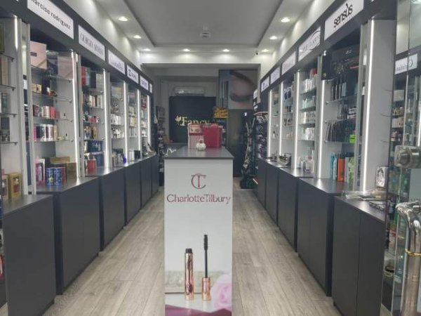 Tirane, shes Rafte/Mobilje kozmetike 220 Euro