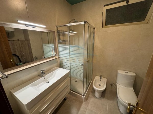 Tirane, jepet me qera apartament 2+1+Ballkon Kati 6, 120 m² 1.200 € (BLLOK)