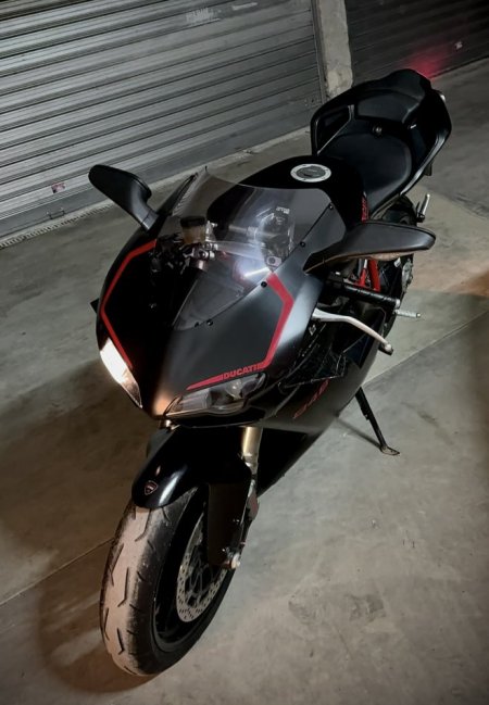 Tirane, shes Motociklete gare Ducati 848evo , e zeze 9.800 km