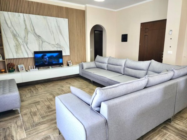 Me Qera: Kati 2-te i nje Vile (  2+1+2wc & 3Ballkone + Parkim )  në Farkë të Madhe | 400€/muaj Neto |Rethuar nga Gjelberimi dhe ajri i Paster | QETESI