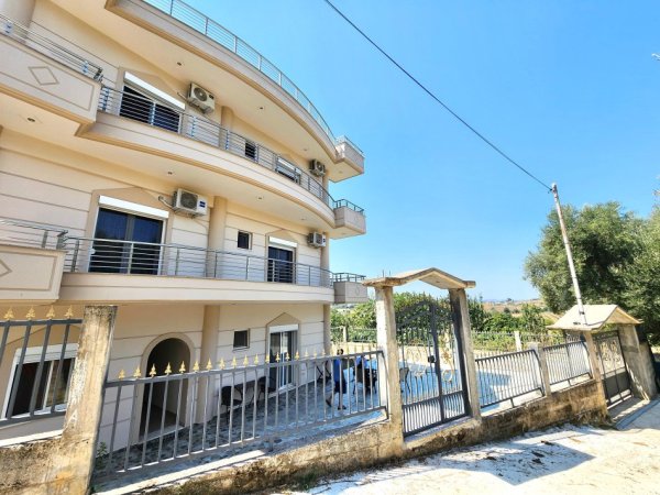 Me Qera: Kati 2-te i nje Vile (  2+1+2wc & 3Ballkone + Parkim )  në Farkë të Madhe | 400€/muaj Neto |Rethuar nga Gjelberimi dhe ajri i Paster | QETESI