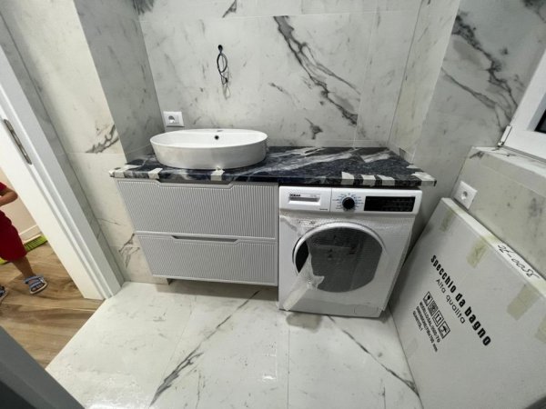 Tirane, jepet me qera apartament 1+1+Ballkon Kati 5, 65 m² 700 € (RRUGA E BARRIKADAVE)