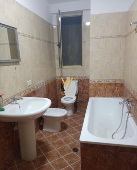 Tirane, jepet me qera apartament 1+1+Ballkon Kati 3, 80 m² 450 € (MYSLYM SHYRI)