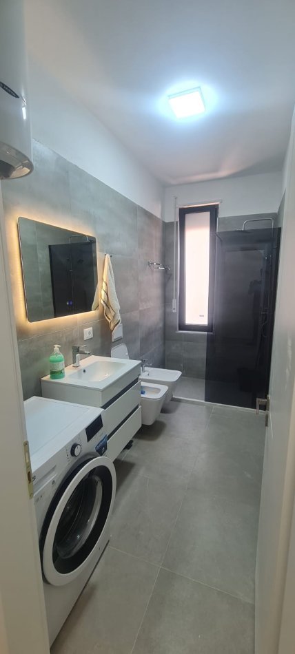 Tirane, jepet me qera apartament 2+1+Ballkon Kati 4, 103 m² 700€ (XHANFIZE KEKO)