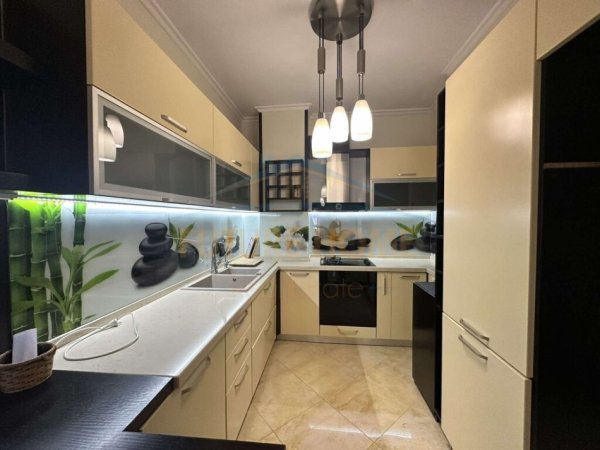 Tirane, jepet me qera apartament 2+1 Kati 3, 97 m² 500 € (UNAZA E RE)