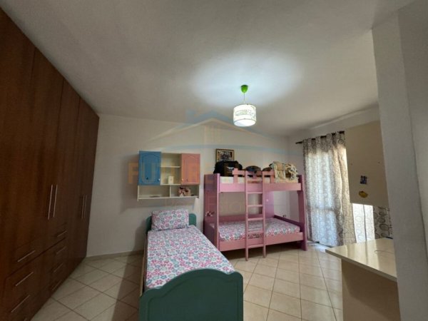 Durres, jepet me qera apartament 2+1 Kati 5, 120 m² 300 € (Prane Palace , Plazh Durres)