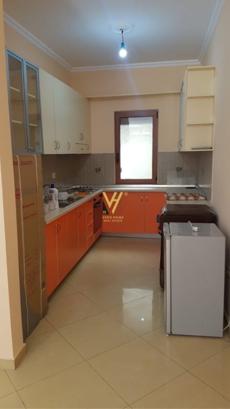 Tirane, jepet me qera apartament 3+1+Ballkon Kati 2, 100 m² 460 € (RRUGA 5 MAJI)