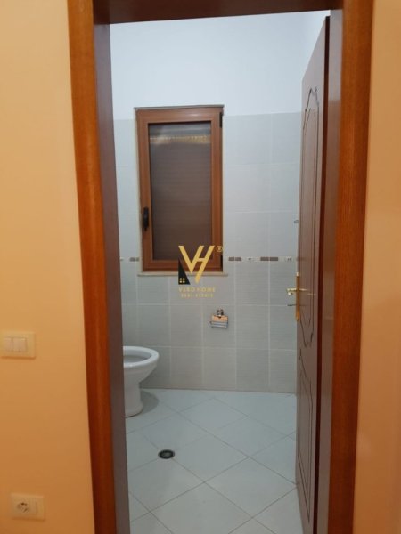 Tirane, jepet me qera apartament 3+1+Ballkon Kati 2, 100 m² 460 € (RRUGA 5 MAJI)