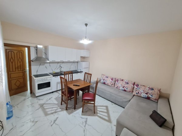 Tirane, jepet me qera apartament 1+1+Ballkon Kati 2, 60 m² 400 € (KINOSTUDIO)
