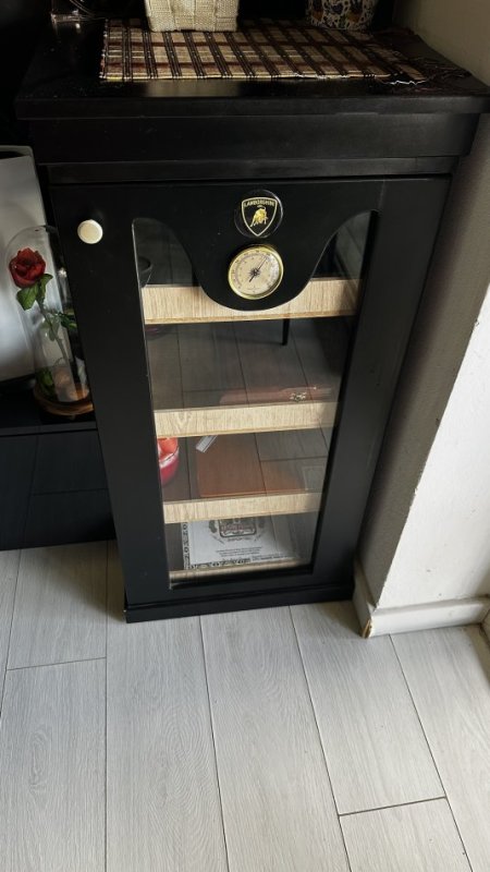 Tirane, shes SHITET KUTI E MADHE LUKSOZE HUMIDOR PER PURO CIGARE AKSESOR LAMBORGHINI SHUM E VECANT Permasat 100cm me 50cm 40cm 490 €