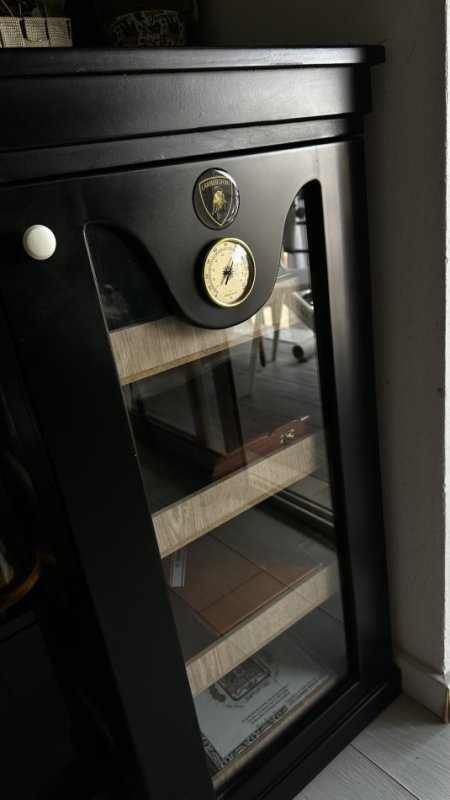 Tirane, shes SHITET KUTI E MADHE LUKSOZE HUMIDOR PER PURO CIGARE AKSESOR LAMBORGHINI SHUM E VECANT Permasat 100cm me 50cm 40cm 490 €